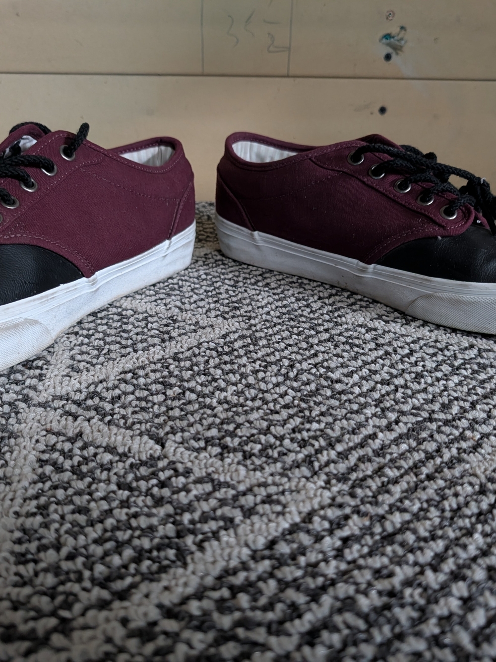 Vans Men's Burgundy and Black Low-Top Sneakers